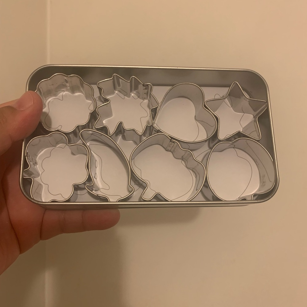 Pampered Chef mini 8 piece cookie cutter set